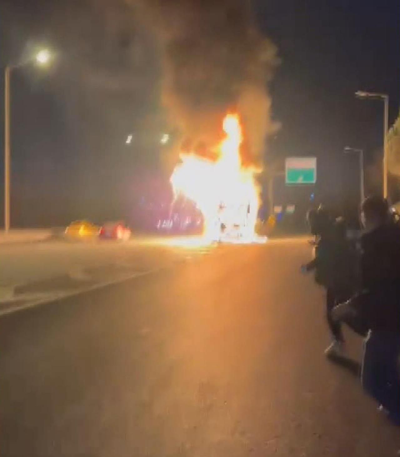 İETT otobüsü yol ortasında alev alev yandı - Resim: 2
