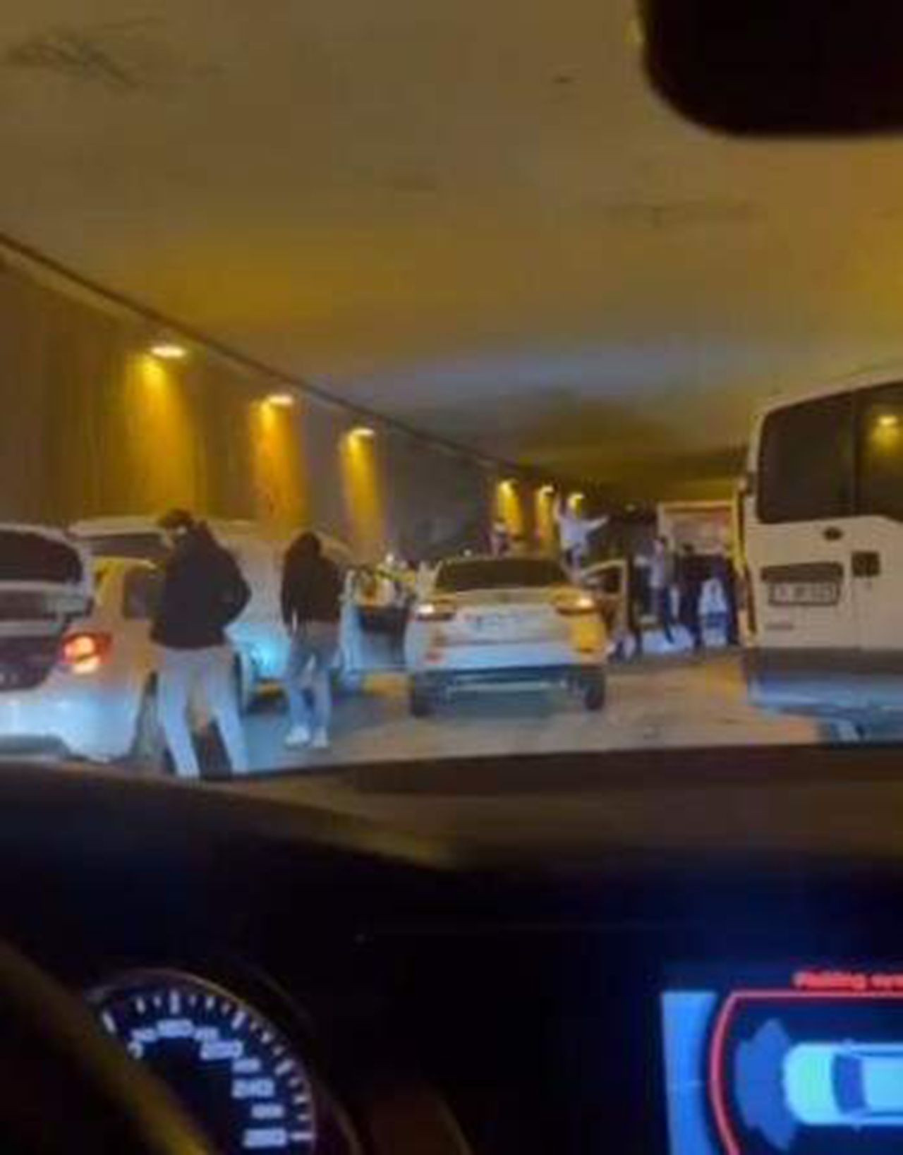 İstanbul trafiğinde skandal görüntüler! Tüneli düğün salonuna çevirdiler - Resim: 4