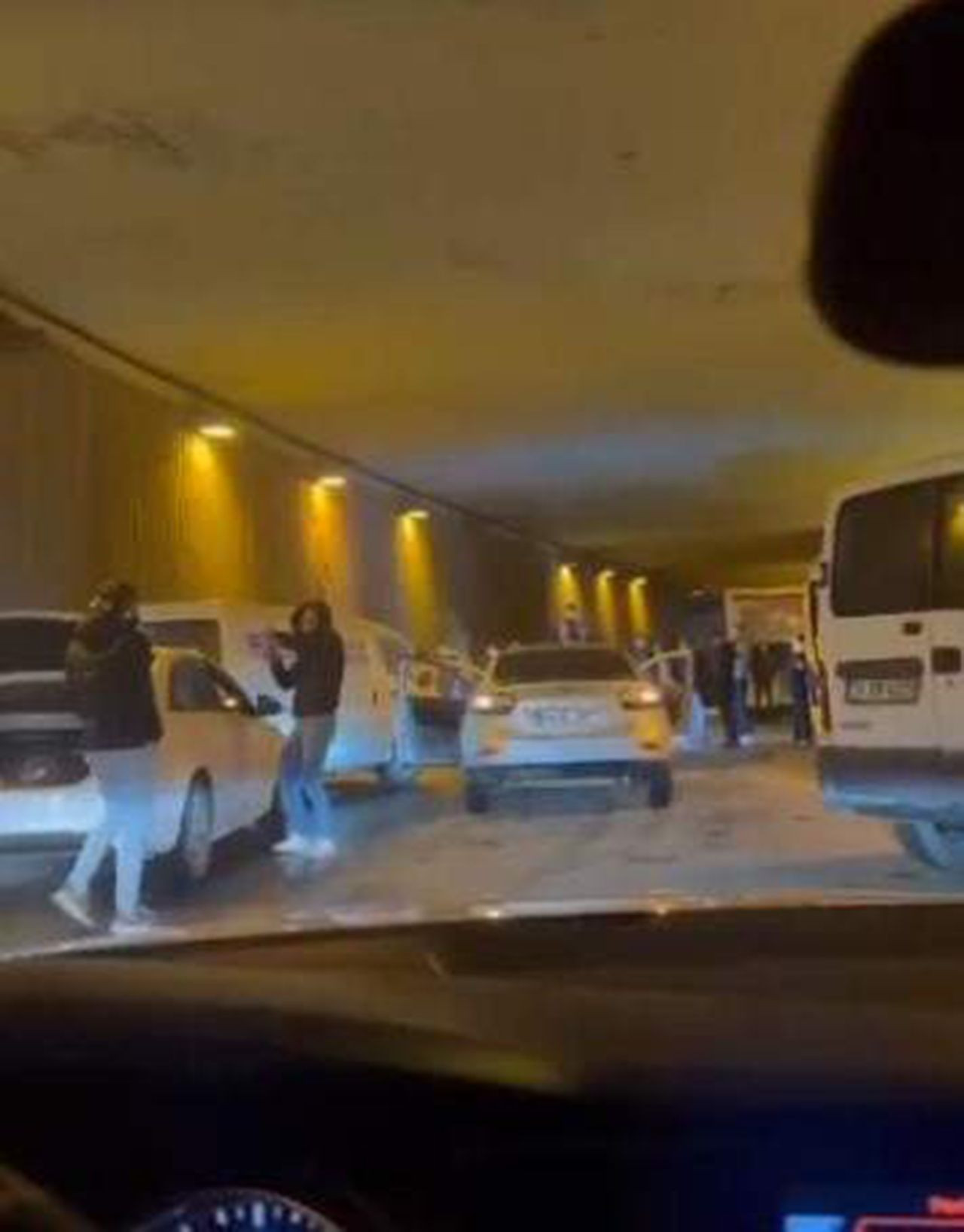 İstanbul trafiğinde skandal görüntüler! Tüneli düğün salonuna çevirdiler - Resim: 2