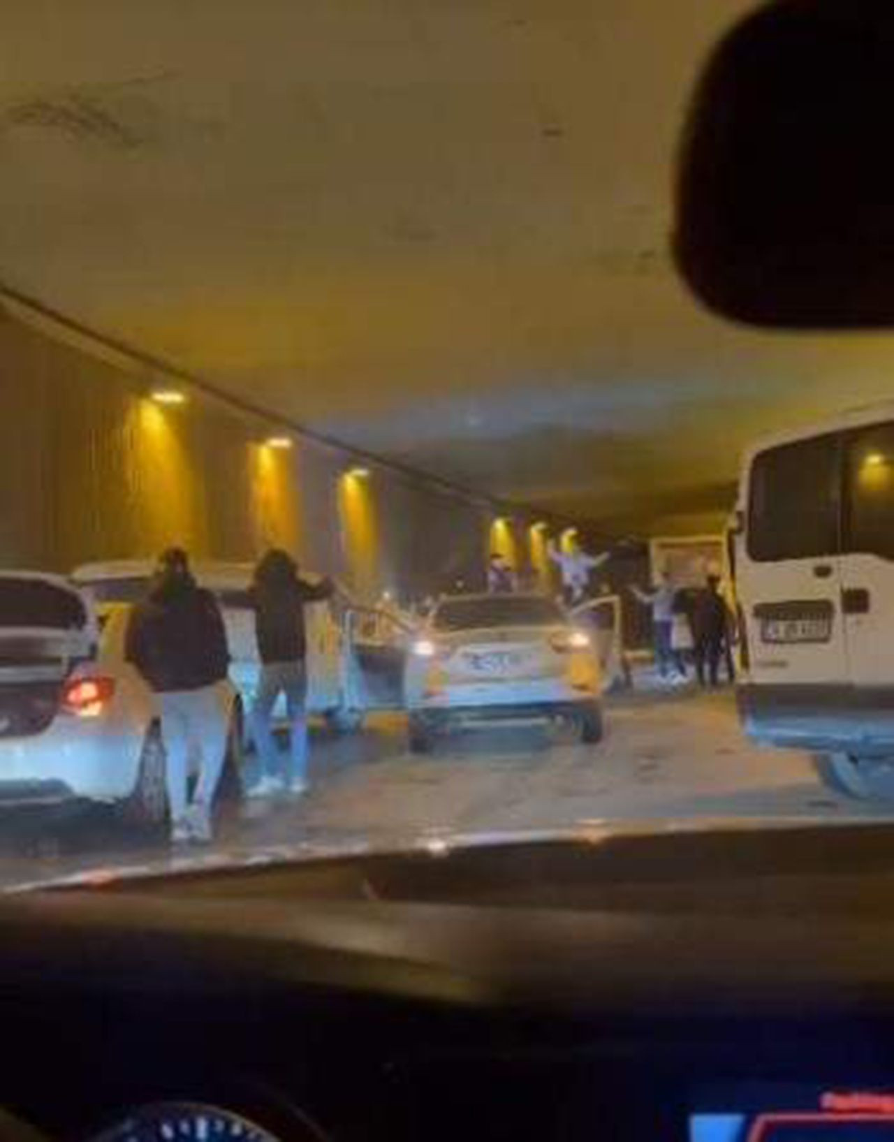 İstanbul trafiğinde skandal görüntüler! Tüneli düğün salonuna çevirdiler - Resim: 3