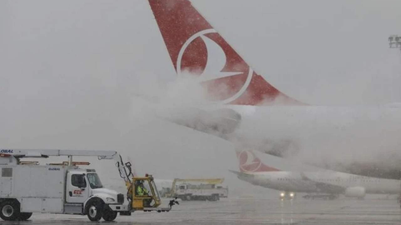 İstanbul Havalimanı'nda kar esareti: 5 saat boyunca uçakta beklediler
