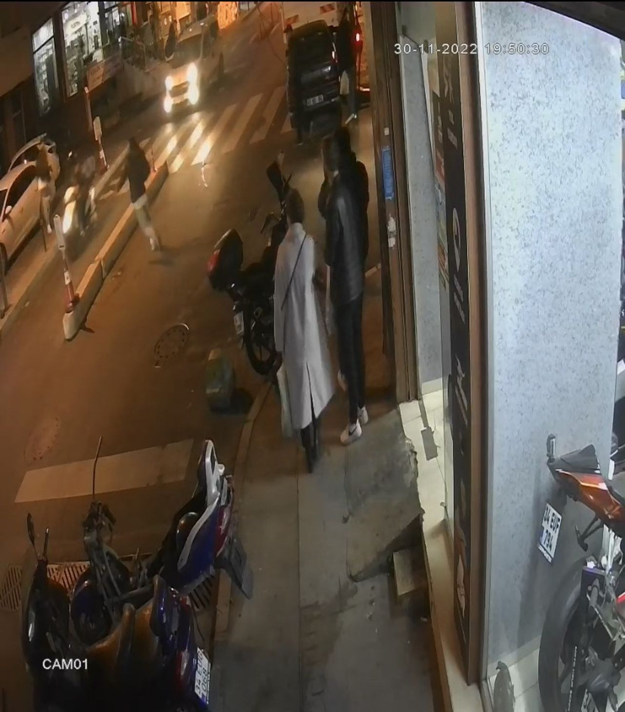 İstanbul'da motosiklet çetesinden kanlı saldırı! Silahlı saldırı kamerada - Resim: 1