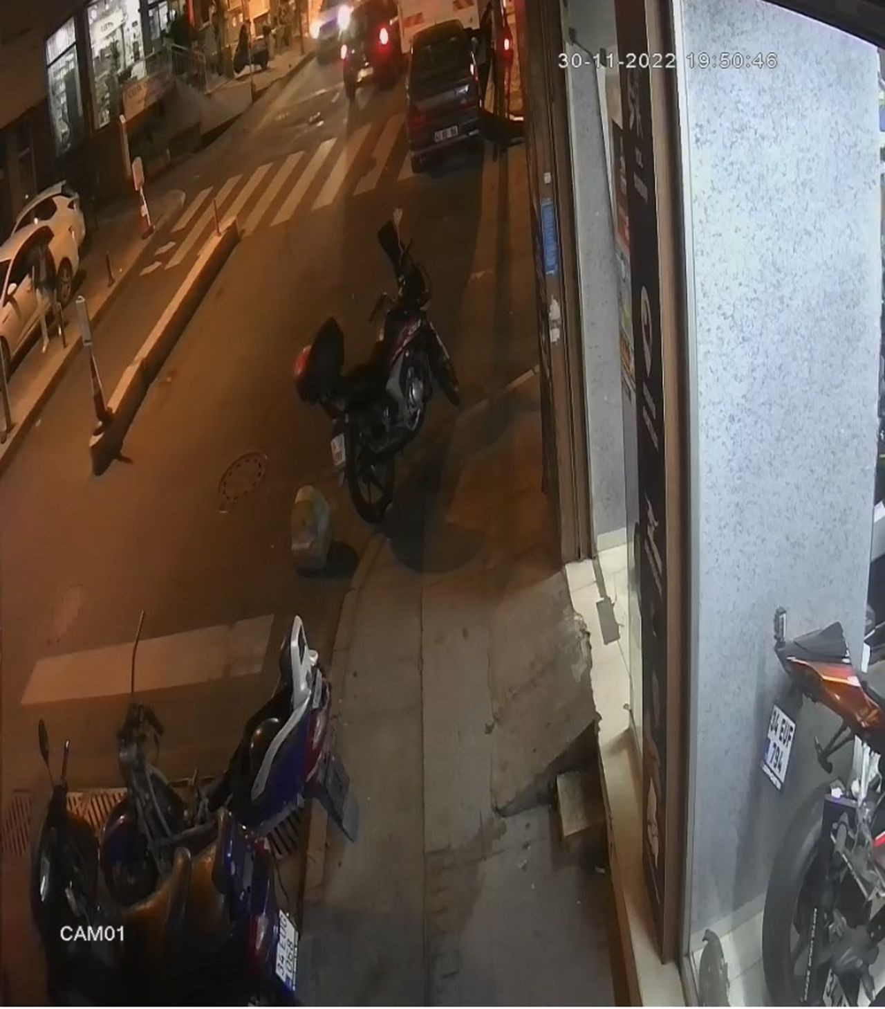 İstanbul'da motosiklet çetesinden kanlı saldırı! Silahlı saldırı kamerada - Resim: 3