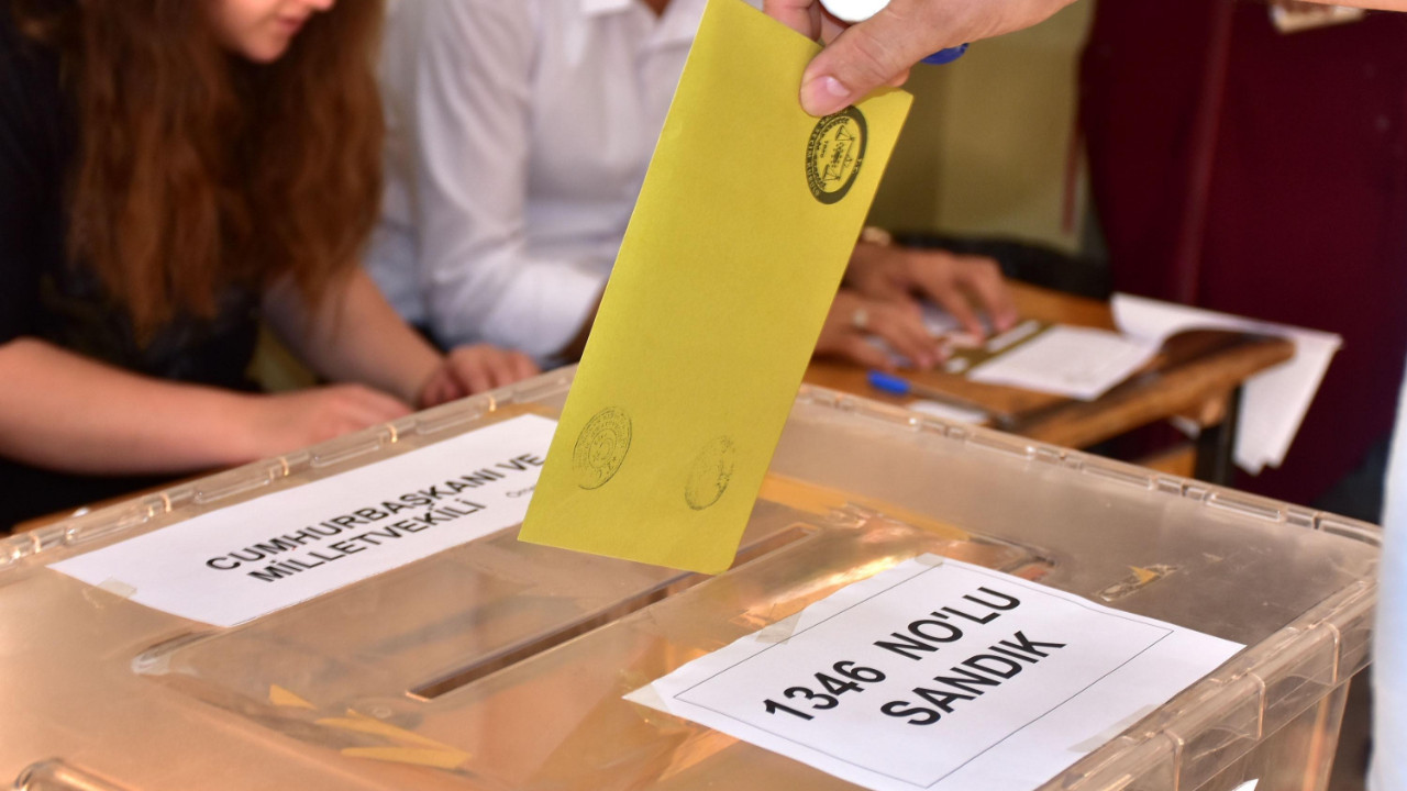 Erdoğan'ın ve AK Partililerin masasındaki seçim anketi açıklandı