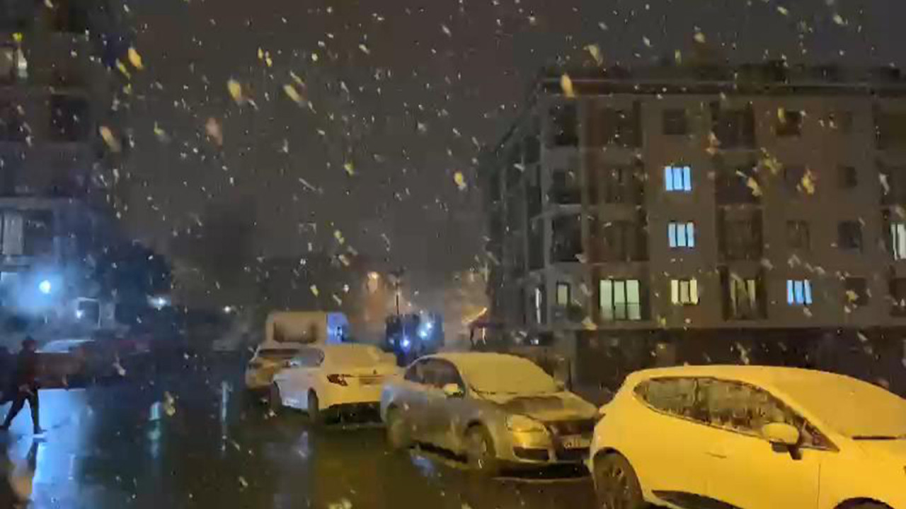 İstanbul'da beklenen kar yağışı başladı! Lapa lapa yağdı...