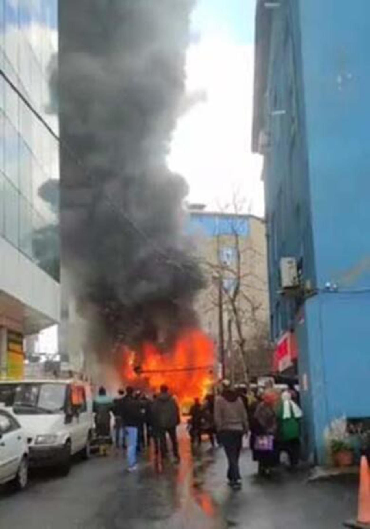 İstanbul'da ayakkabı dükkanı alev alev yandı - Resim: 3