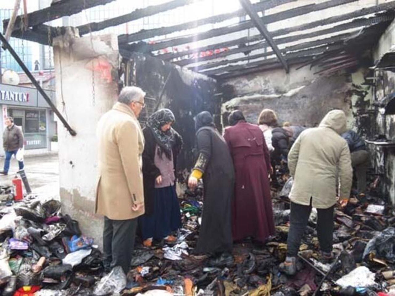 İstanbul'da ayakkabı dükkanı alev alev yandı - Resim: 4