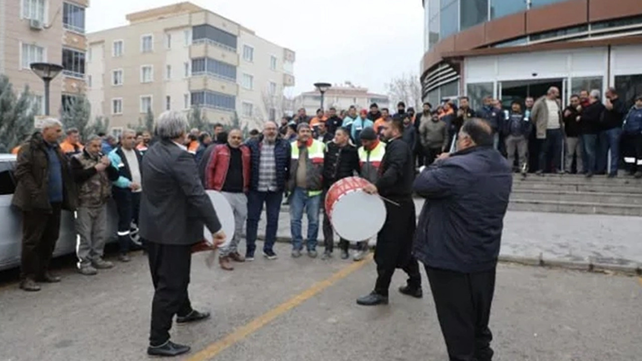 Belediyede davullu zurnalı ''zam'' kutlaması