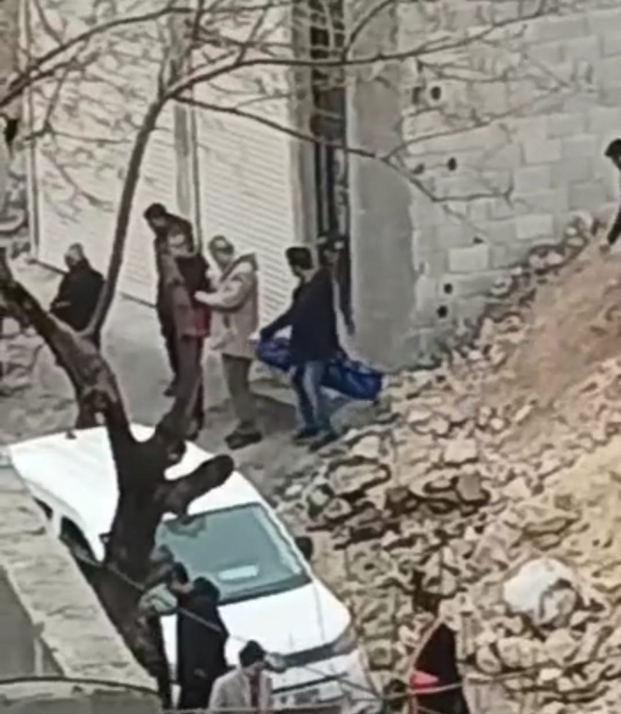 Dehşete düşüren cinayet kamerada: Annesi elinden tutup ölüme götürdü - Resim: 4