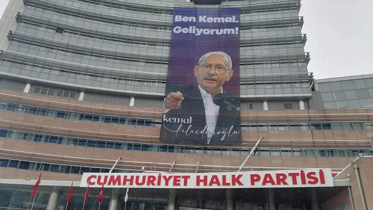 CHP Genel Merkezi'ne Bay Kemal pankartı