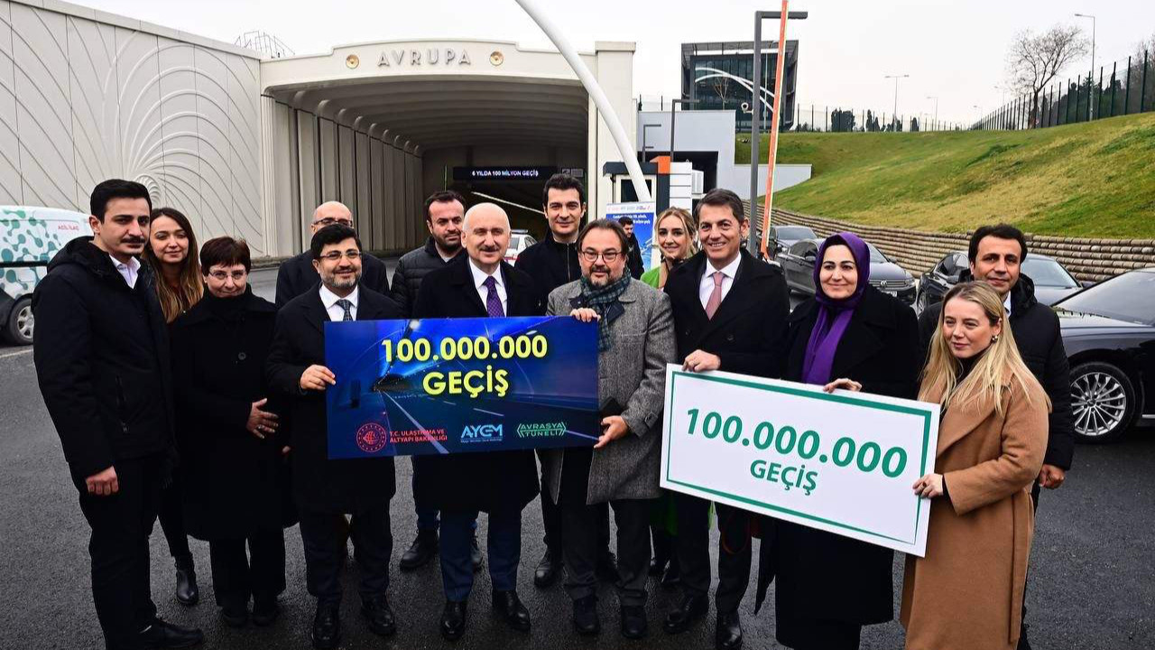 Avrasya Tüneli'nden 100 milyonuncu aracın sürücüsüne ödülünü Bakan verdi
