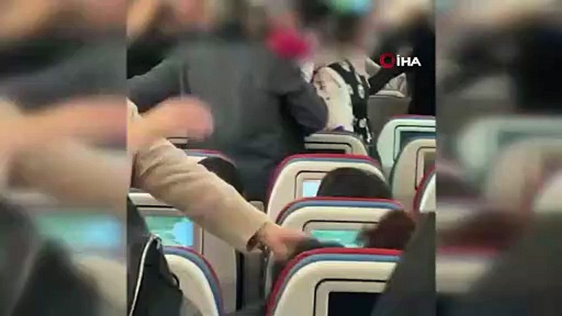 THY uçağında kavga! Kadın yolcuya tekme attı