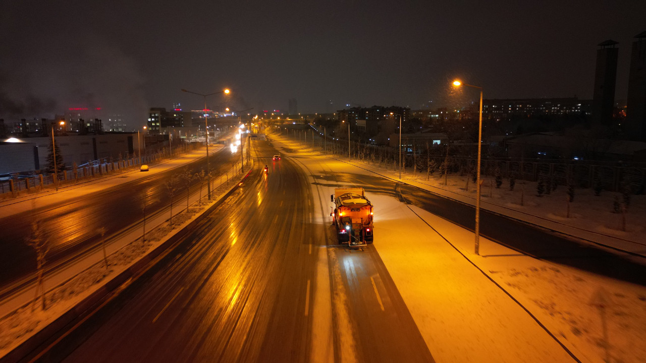 Ankara'da yollar tertemiz: ABB'nin karla mücadele ekipleri teyakkuzda