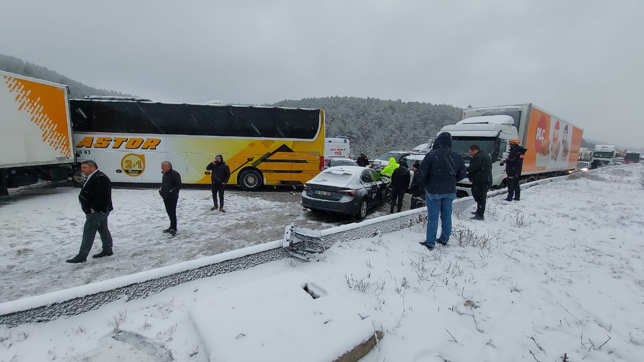 TEM'de 6 araç birbirine girdi! İstanbul yönü trafiğe kapandı