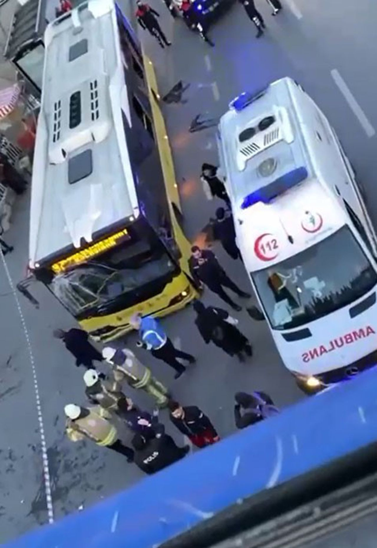 İETT otobüsü durağa daldı: 1 ölü, 5 yaralı! Kaza anı kamerada - Resim: 1