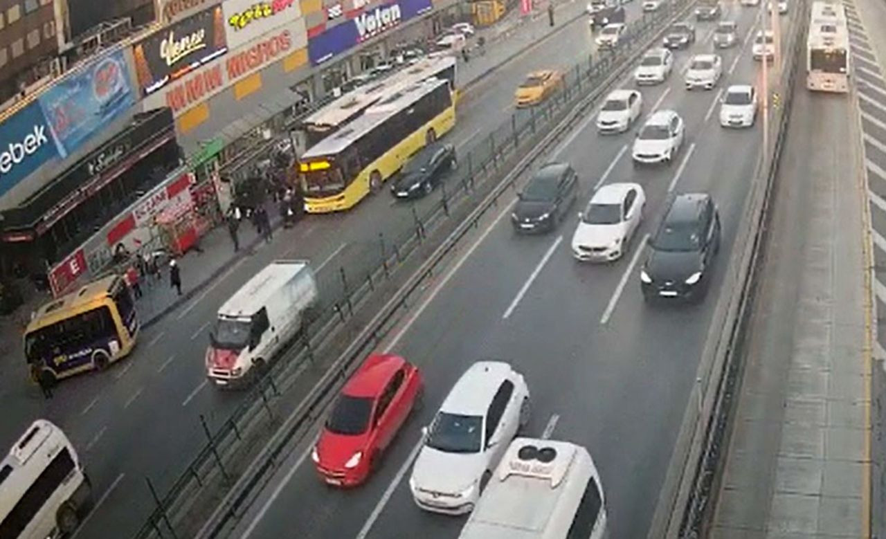 İETT otobüsü durağa daldı: 1 ölü, 5 yaralı! Kaza anı kamerada - Resim: 4