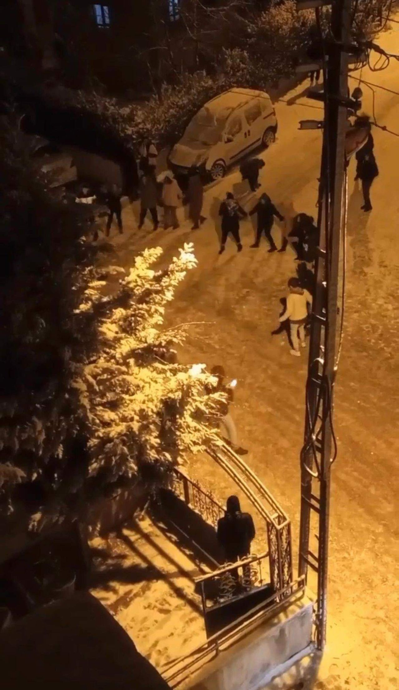 Bu da ''kar yağışı başladı'' halayı... Kış geç gelince böyle oldu... - Resim: 2