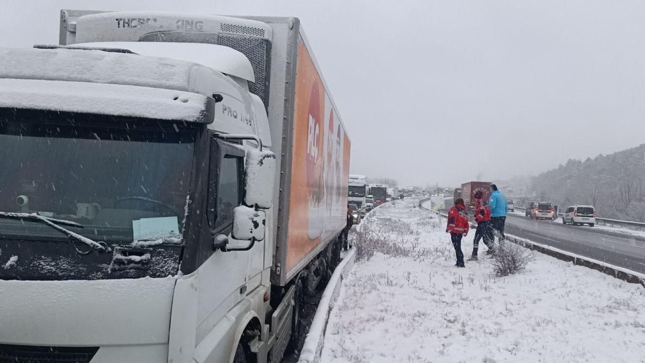 TEM'de 6 araç birbirine girdi! İstanbul yönü trafiğe kapandı - Resim: 3
