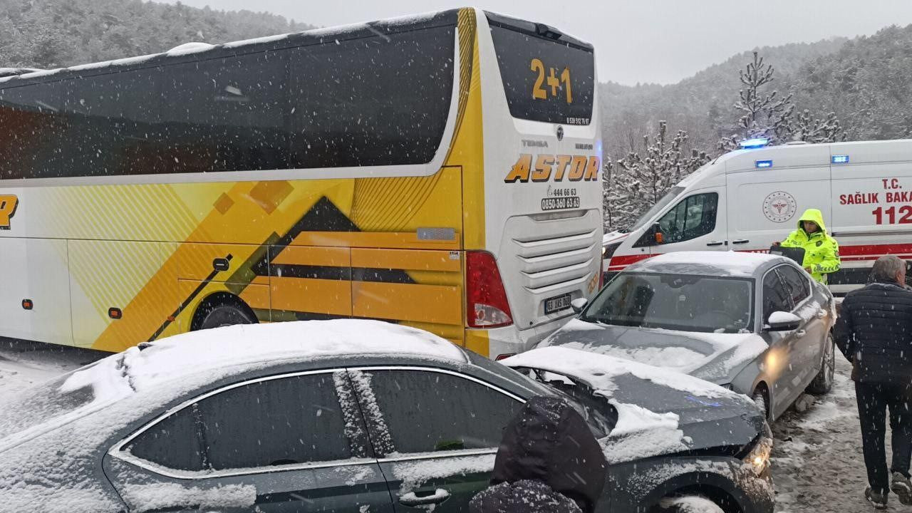 TEM'de 6 araç birbirine girdi! İstanbul yönü trafiğe kapandı - Resim: 4