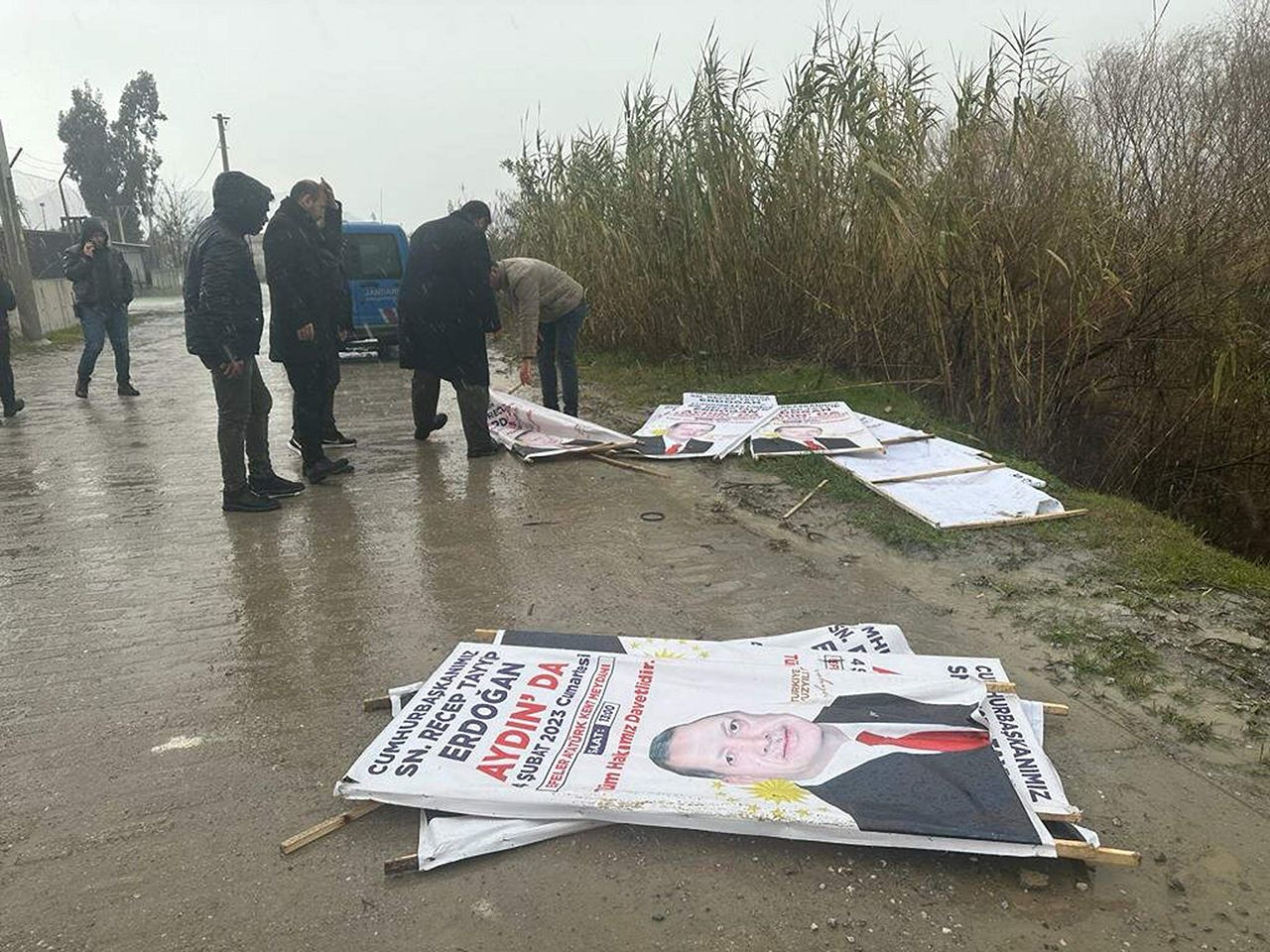 Miting öncesi Erdoğan'ın afişlerini dereye attılar - Resim: 1
