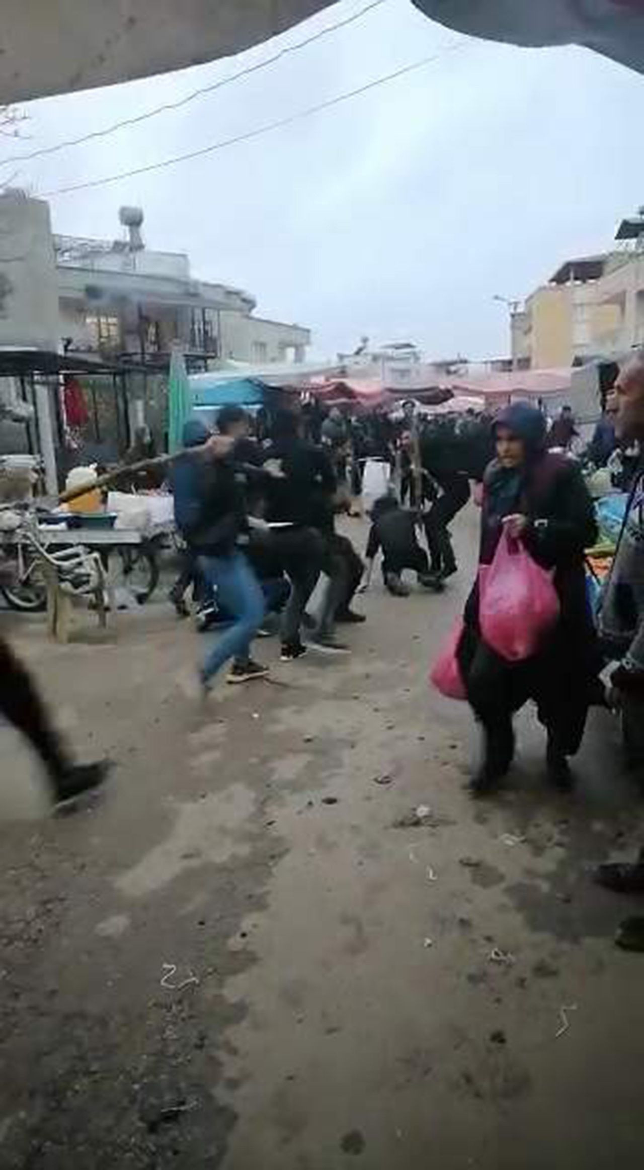 Pazar yerini savaş alanına çeviren Suriyelilere sınır dışı! - Resim: 4