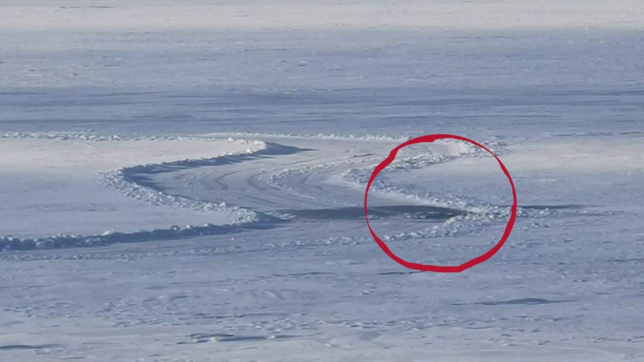Çıldır Gölü'nde kabus! Kar temizliği yapan araç suya gömüldü