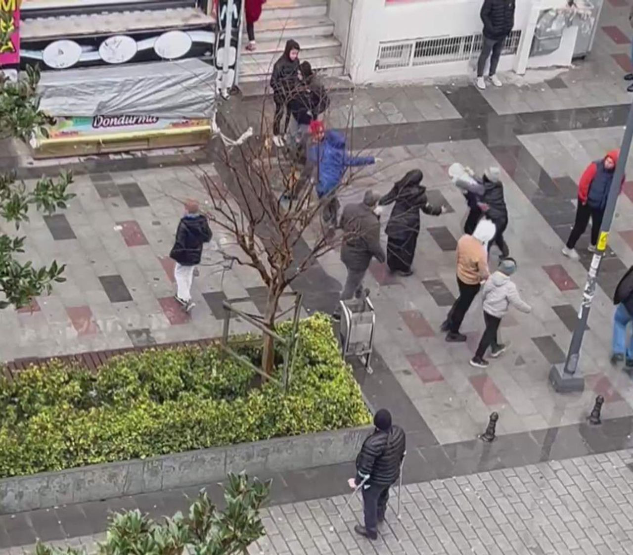 Caddede yürüyen kadınla çocuğa saldırdılar - Resim: 2