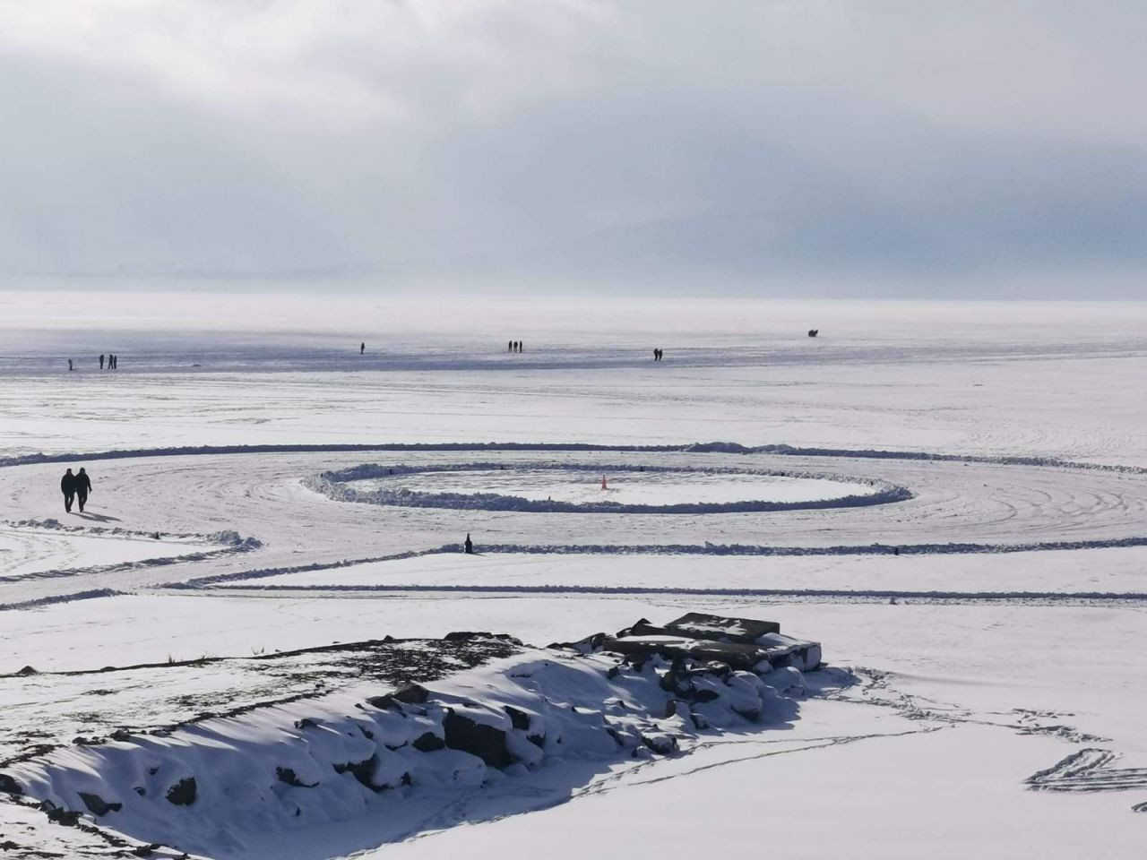Çıldır Gölü'nde kabus! Kar temizliği yapan araç suya gömüldü - Resim: 2