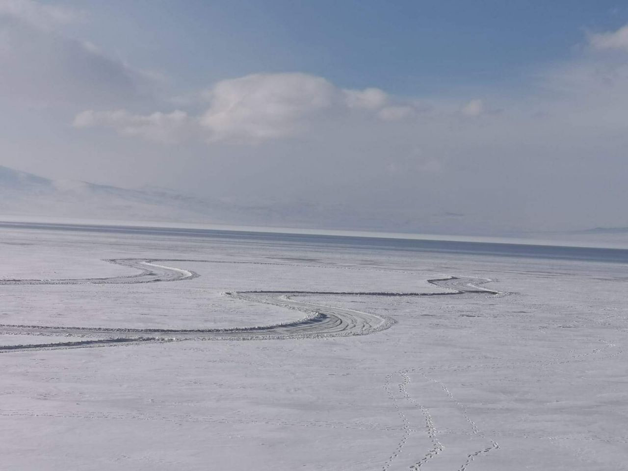 Çıldır Gölü'nde kabus! Kar temizliği yapan araç suya gömüldü - Resim: 3