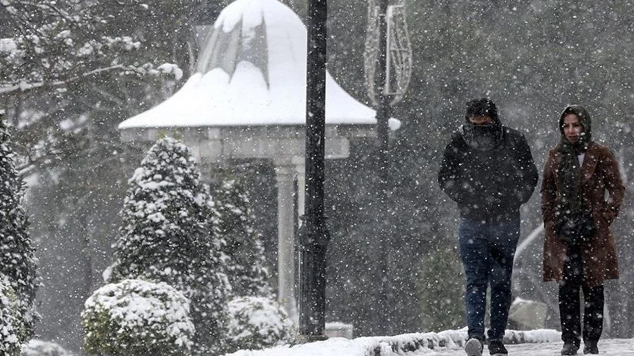 Beklenen kar yağışı başladı: İstanbul beyaza büründü