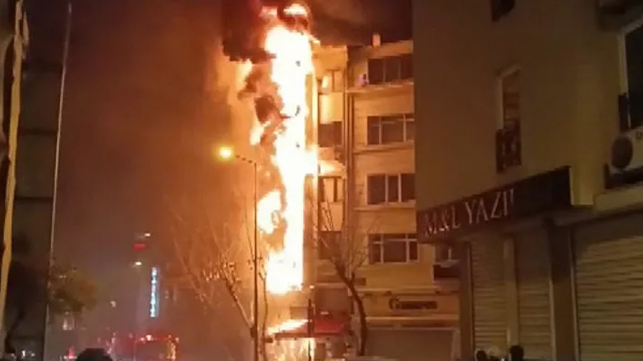 Fatih’te korkutan yangın: İş hanı alevlere teslim oldu