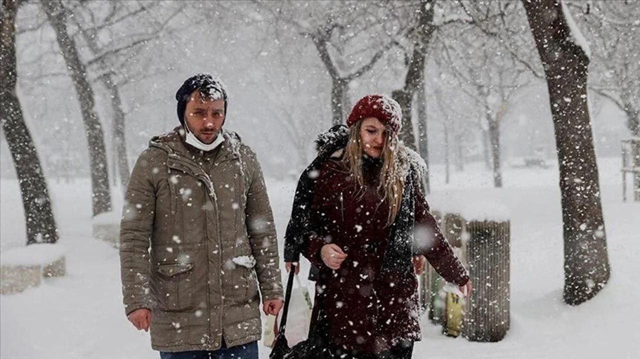 Beklenen kar yağışı başladı: İstanbul beyaza büründü - Resim: 3