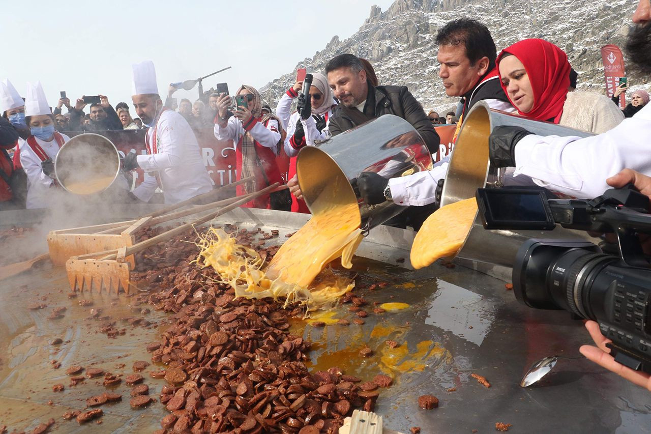 3 bin yumurta, 450 kilo sucuk ve... Kuyruğun sonu görülmedi! - Resim: 2