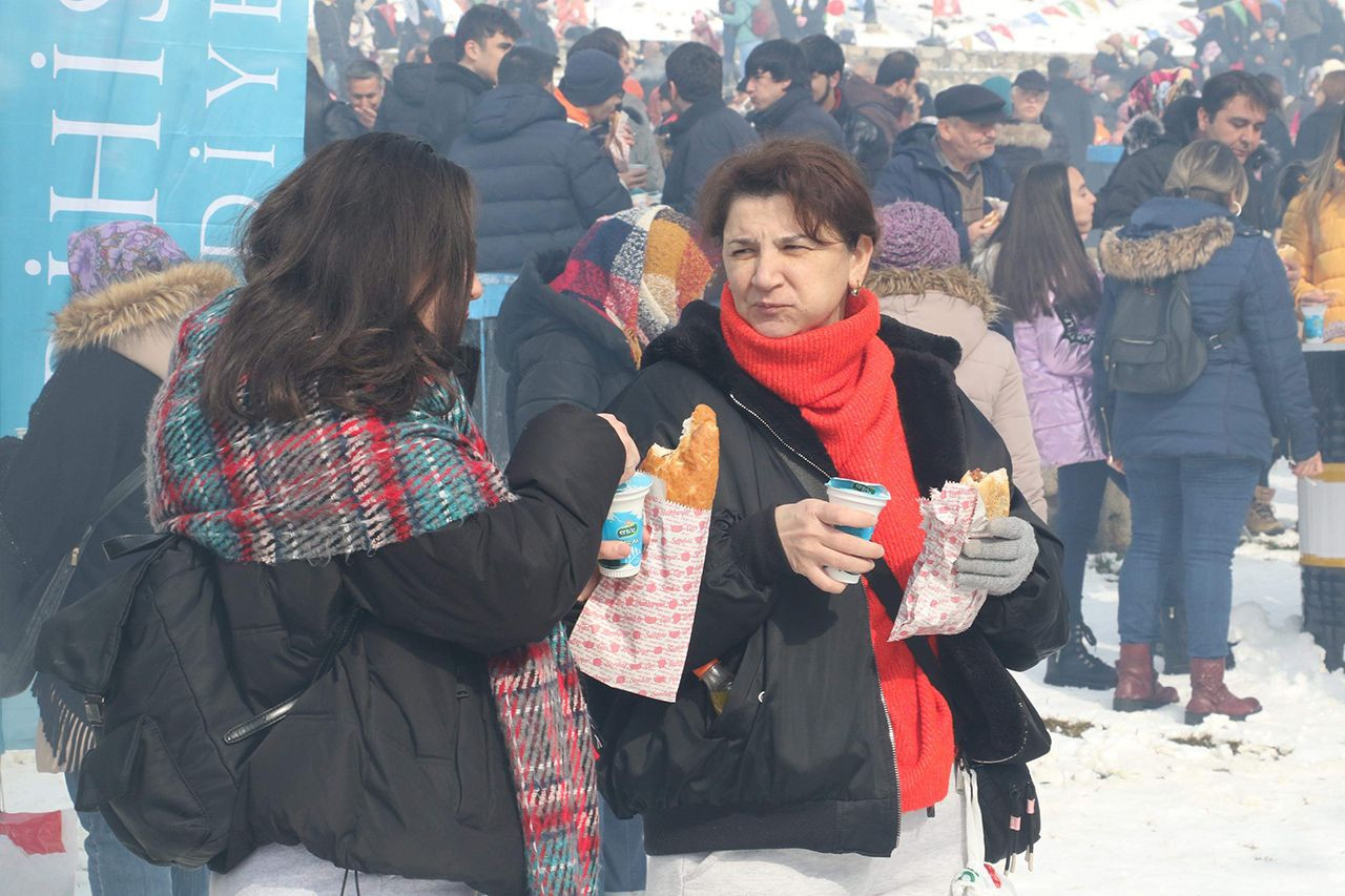 3 bin yumurta, 450 kilo sucuk ve... Kuyruğun sonu görülmedi! - Resim: 4