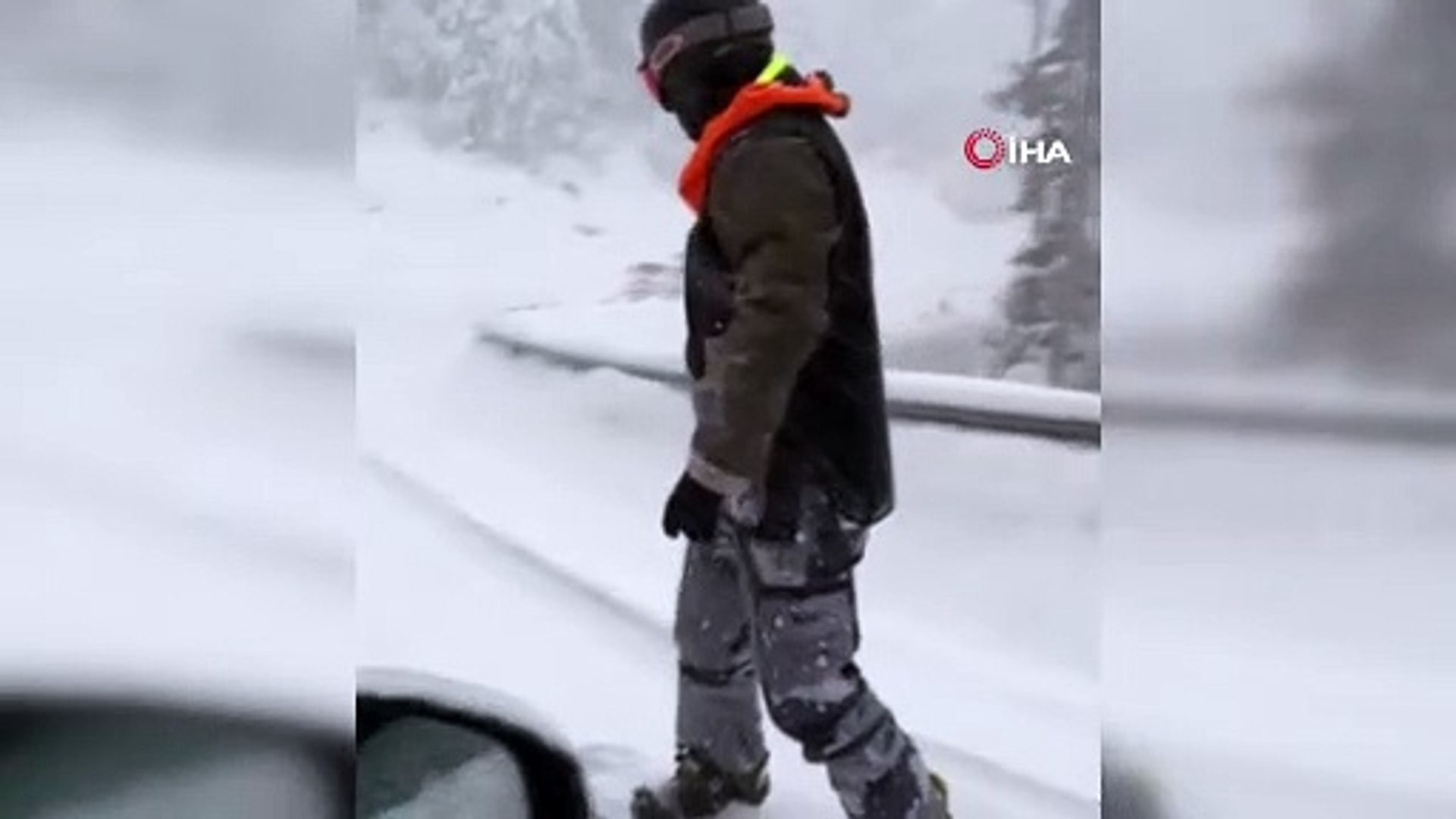 Uludağ yolunda trafik oluştu, o snowboard yaparak indi
