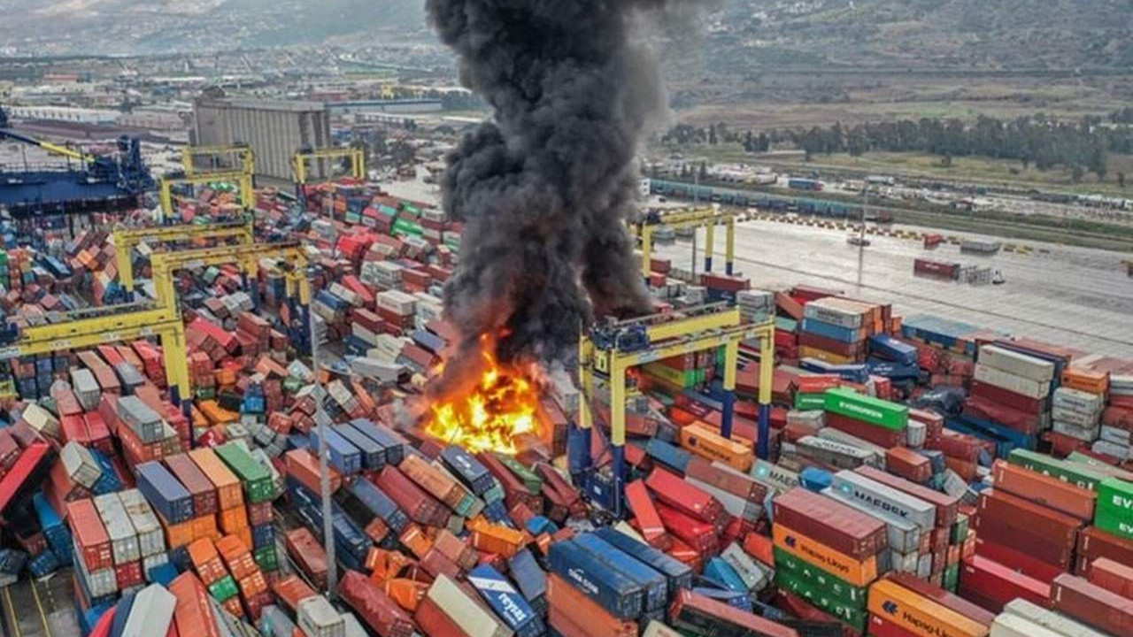 Depremin ardından İskenderun Limanı'nda yangın