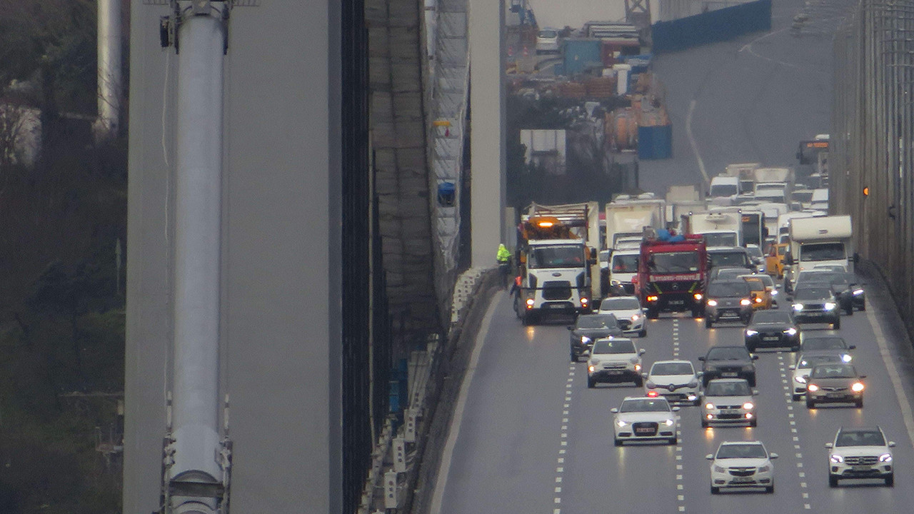 İstanbul'da fırtına kabusu! Köprüde araç devrildi!