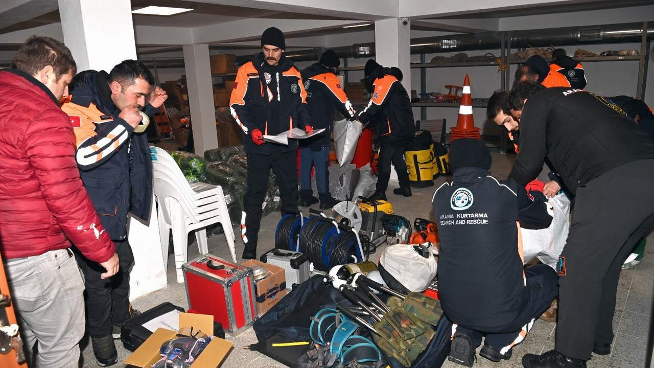Beşiktaş Belediyesi'nin tam donanımlı acil durum ekipleri deprem bölgesine gidiyor