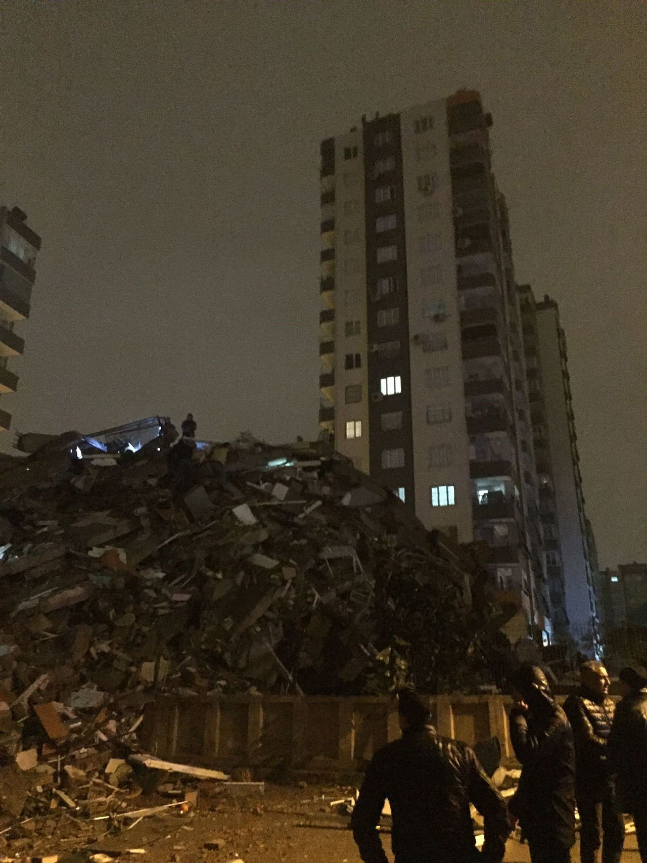 Adana’da 14 katlı bina çöktü - Resim: 2