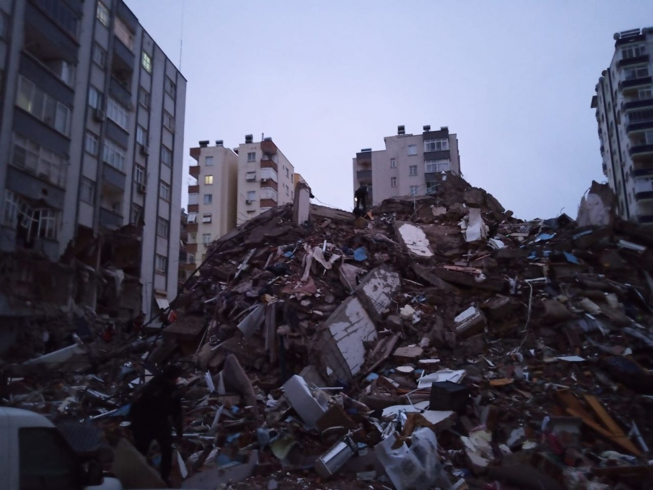Adana’da 14 katlı bina çöktü - Resim: 4