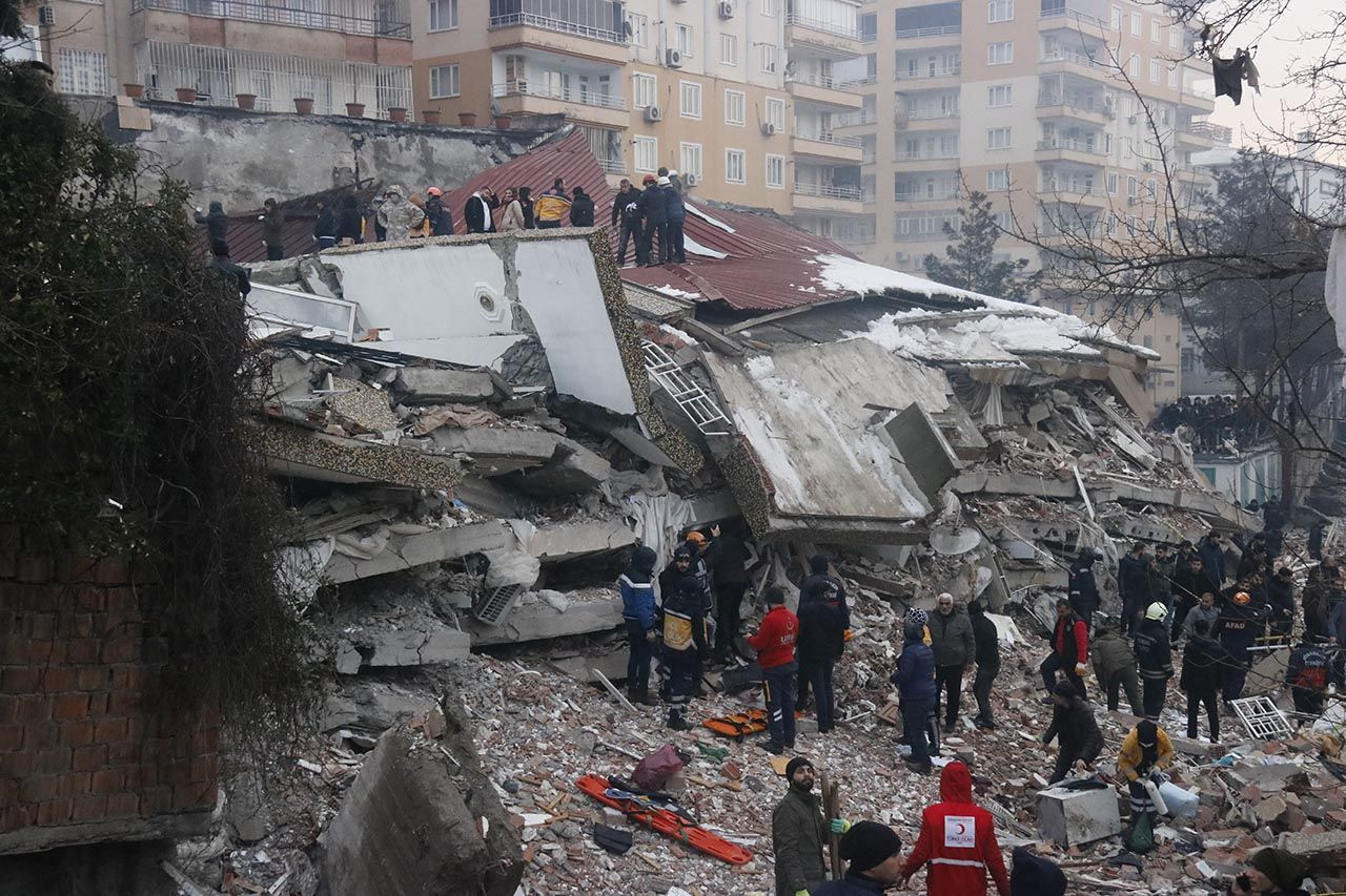 Depremde yıkılan 7 katlı binanın enkazı gündüz görüntülendi - Resim: 1