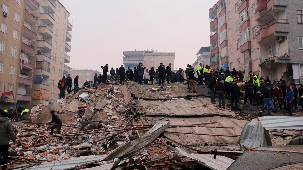 Depremde yıkılan 7 katlı binanın enkazı gündüz görüntülendi