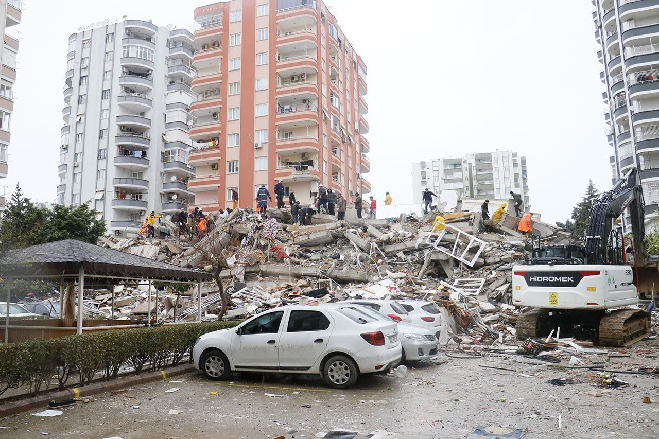Adana'da 17 ve 13 katlı iki bina yıkıldı - Resim: 1