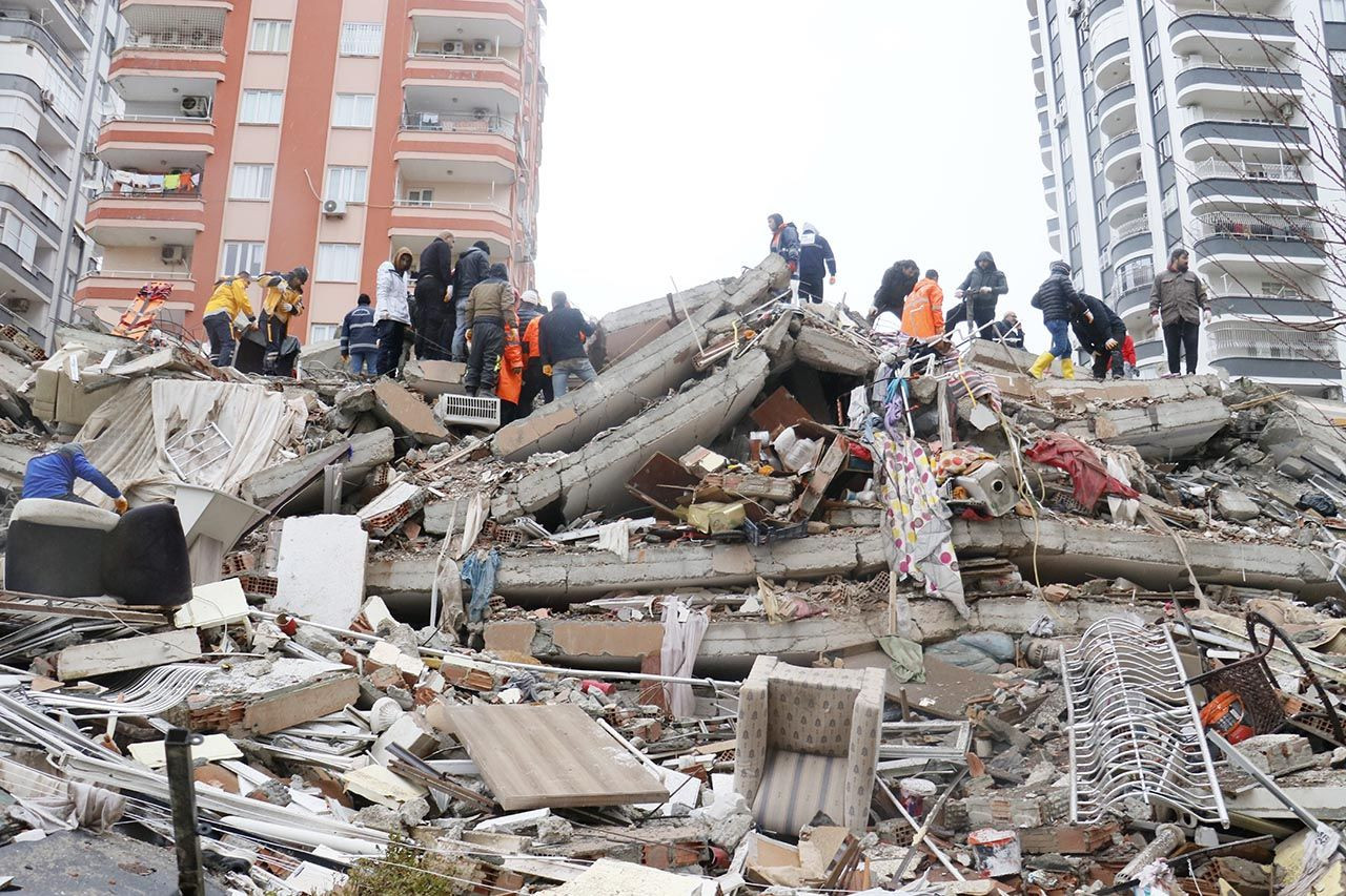 Adana'da 17 ve 13 katlı iki bina yıkıldı - Resim: 2