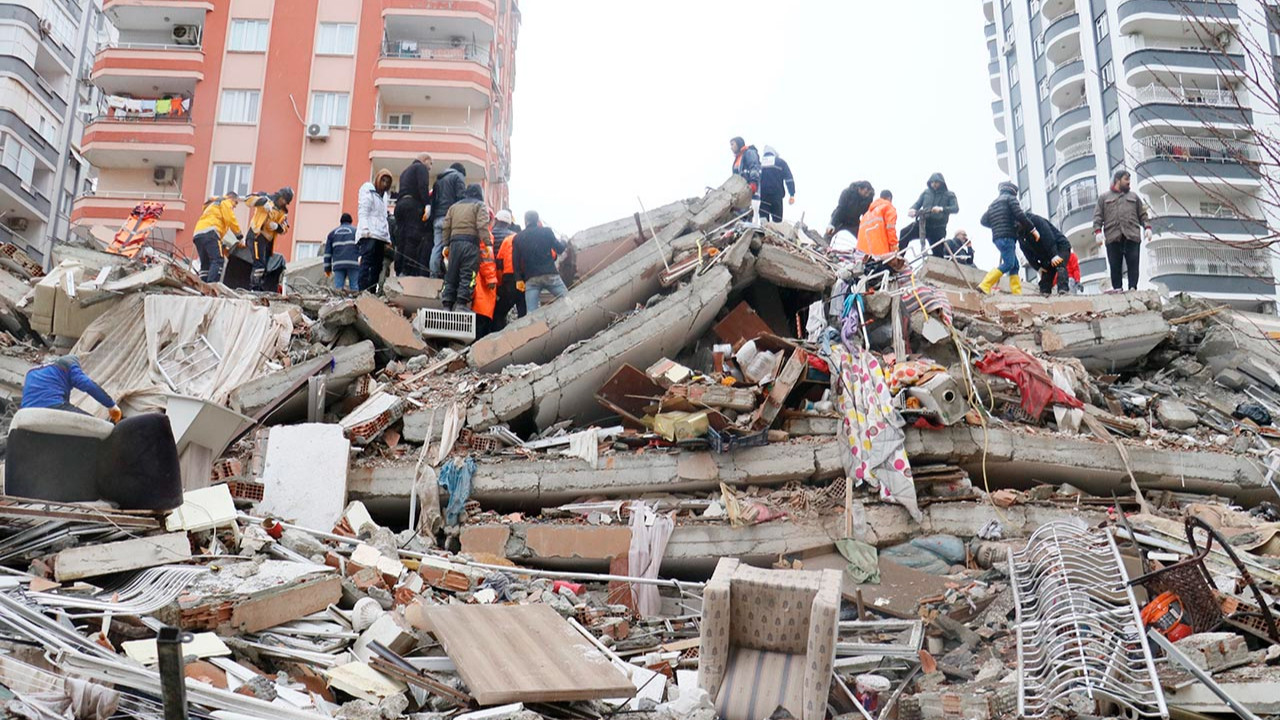 Adana'da 17 ve 13 katlı iki bina yıkıldı