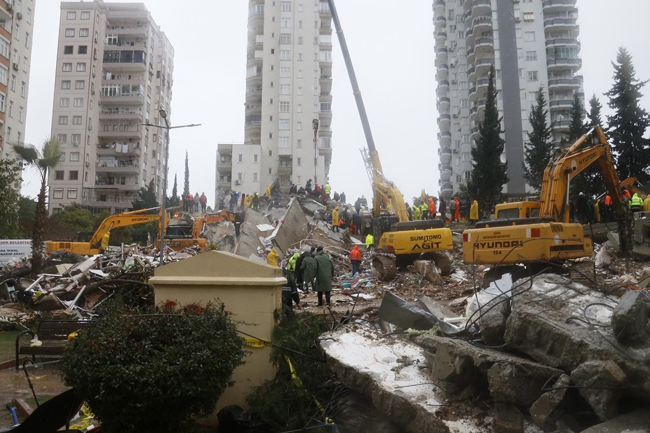 Adana'da 17 ve 13 katlı iki bina yıkıldı - Resim: 3