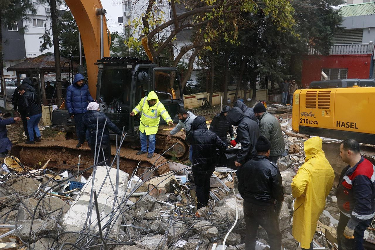Adana'da 17 ve 13 katlı iki bina yıkıldı - Resim: 4