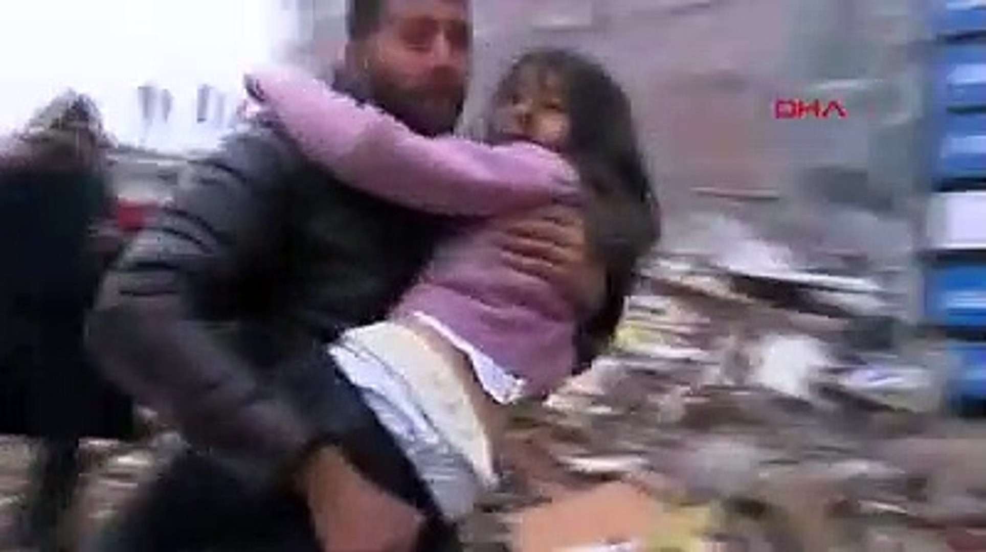 Malatya'da minik kız çocuğu enkazın altından böyle kurtarıldı