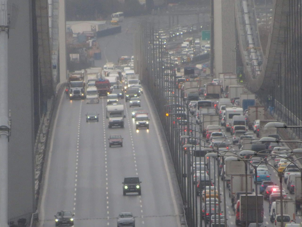 İstanbul'da fırtına kabusu! Köprüde araç devrildi! - Resim: 4