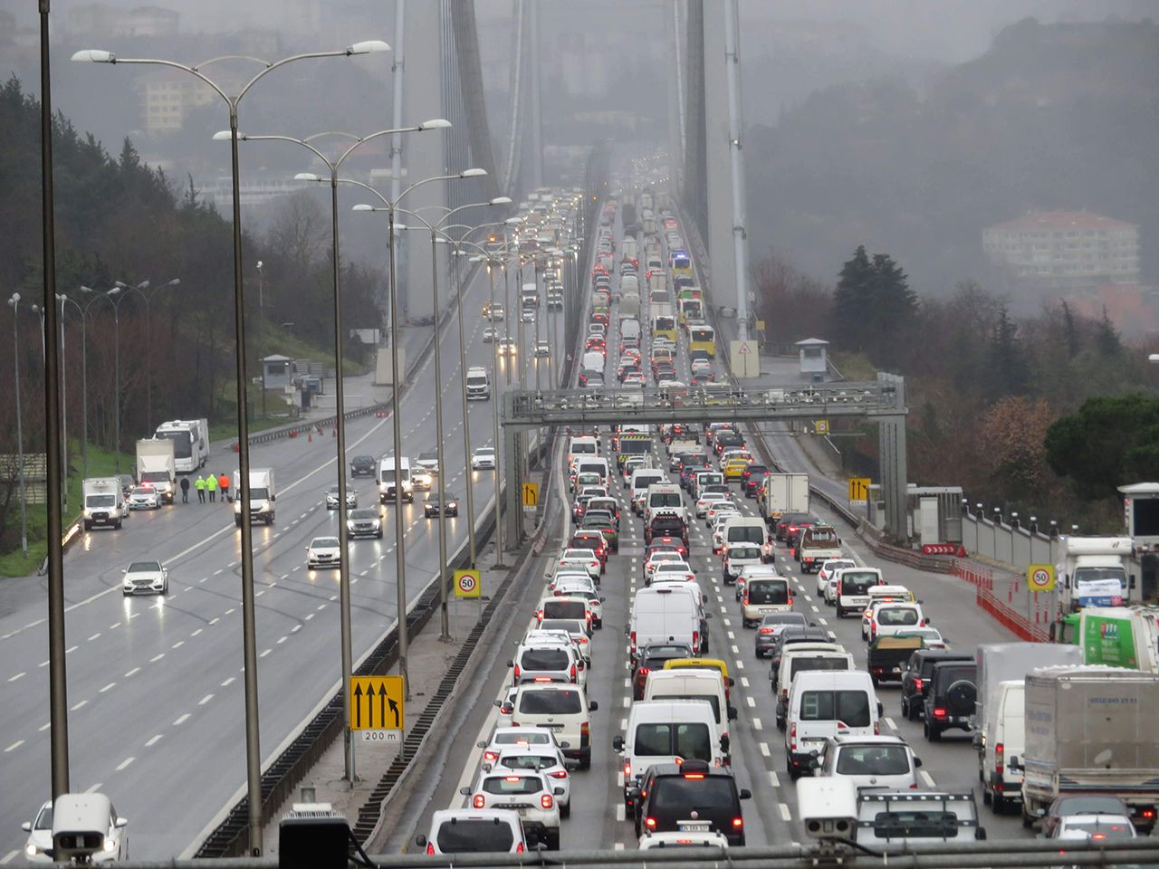 İstanbul'da fırtına kabusu! Köprüde araç devrildi! - Resim: 3